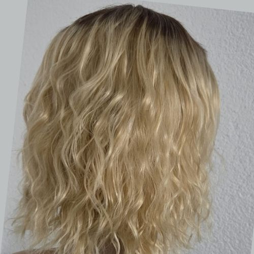 Perruque synthétique courte bouclée blonde-brune-grise avec frange, finie à la main