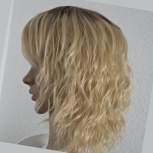Perruque synthétique courte bouclée blonde-brune-grise avec frange, finie à la main