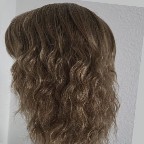 Perruque synthétique courte bouclée blonde-brune-grise avec frange, finie à la main