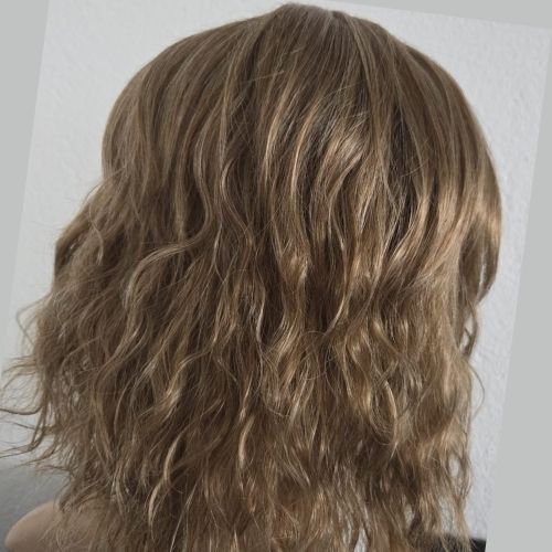 Perruque synthétique courte bouclée blonde-brune-grise avec frange, finie à la main