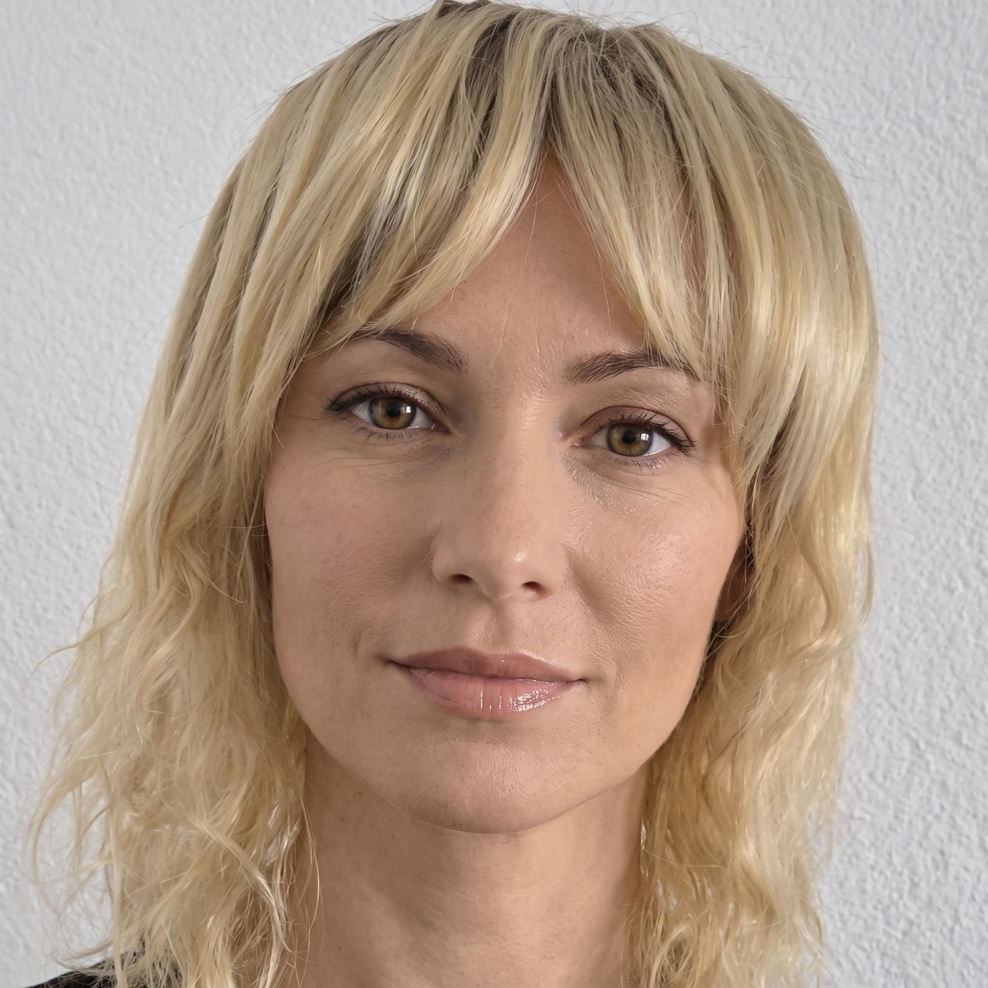 Kurze Lockige Perücke mit Pony | Blond · Braun · Grau | Hitzebeständige Kunsthaarperücke – LUX-Anic